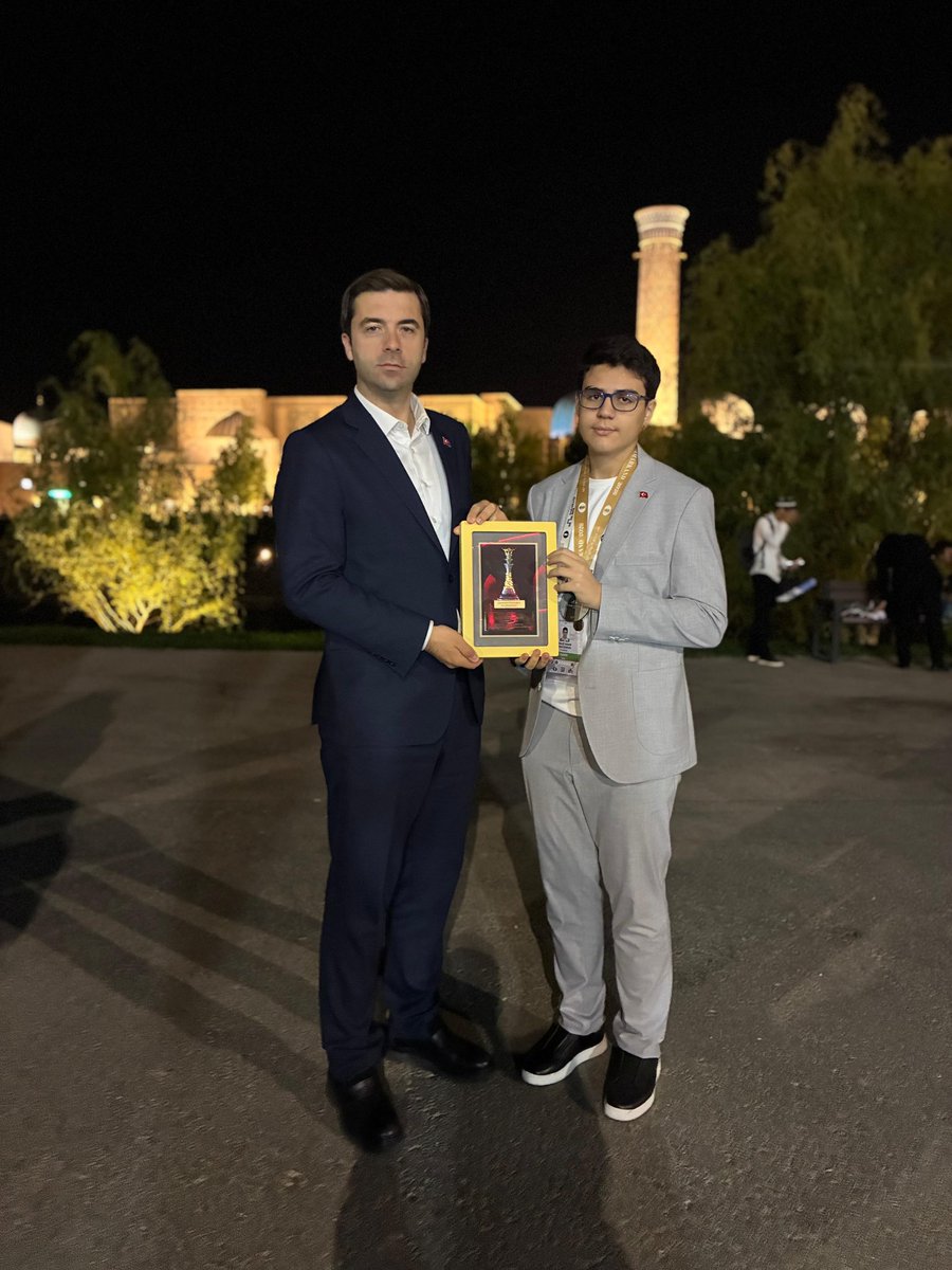 tsfresmi's tweet photo. GM Yağız Kaan Erdoğmuş, Gümüş Madalyanın Sahibi Oldu 🥈

Özbekistan’ın Semerkant kentinde düzenlenen 46. FIDE Satranç Olimpiyatı’nda Açık Kategoride mücadele eden milli sporcumuz GM Yağız Kaan Erdoğmuş, olimpiyatta çıktığı karşılaşmalarda, yenilgisiz şekilde 8 puan toplayarak 1. masada ikinci sırayı elde etti ve gümüş madalyanın sahibi oldu.

GM Yağız Kaan Erdoğmuş’u başarısından ötürü tebrik ediyoruz.👏🏻