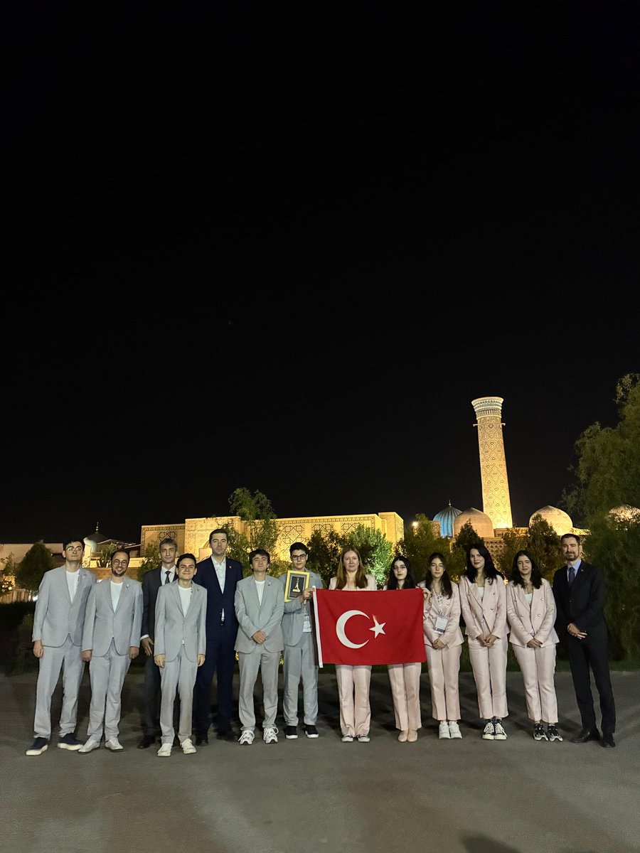 tsfresmi's tweet photo. GM Yağız Kaan Erdoğmuş, Gümüş Madalyanın Sahibi Oldu 🥈

Özbekistan’ın Semerkant kentinde düzenlenen 46. FIDE Satranç Olimpiyatı’nda Açık Kategoride mücadele eden milli sporcumuz GM Yağız Kaan Erdoğmuş, olimpiyatta çıktığı karşılaşmalarda, yenilgisiz şekilde 8 puan toplayarak 1. masada ikinci sırayı elde etti ve gümüş madalyanın sahibi oldu.

GM Yağız Kaan Erdoğmuş’u başarısından ötürü tebrik ediyoruz.👏🏻