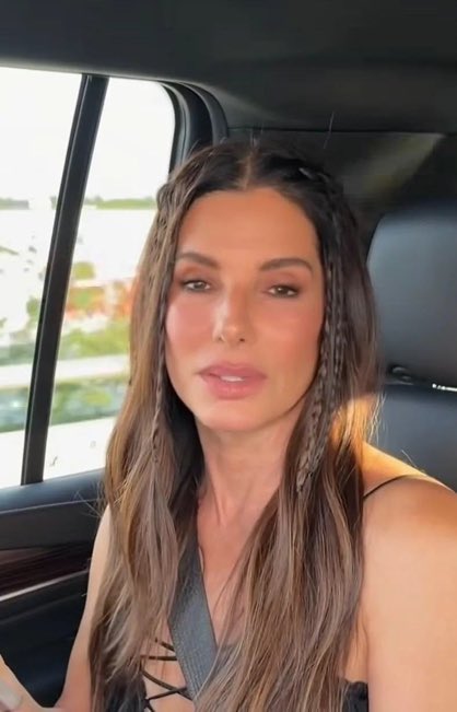 sandra07894's tweet photo. Why can’t you stop staring?? Is it my new hairstyle or you’re just obsessed with me? 💞🤭🥰 https://t.co/5lUbOZQFWo