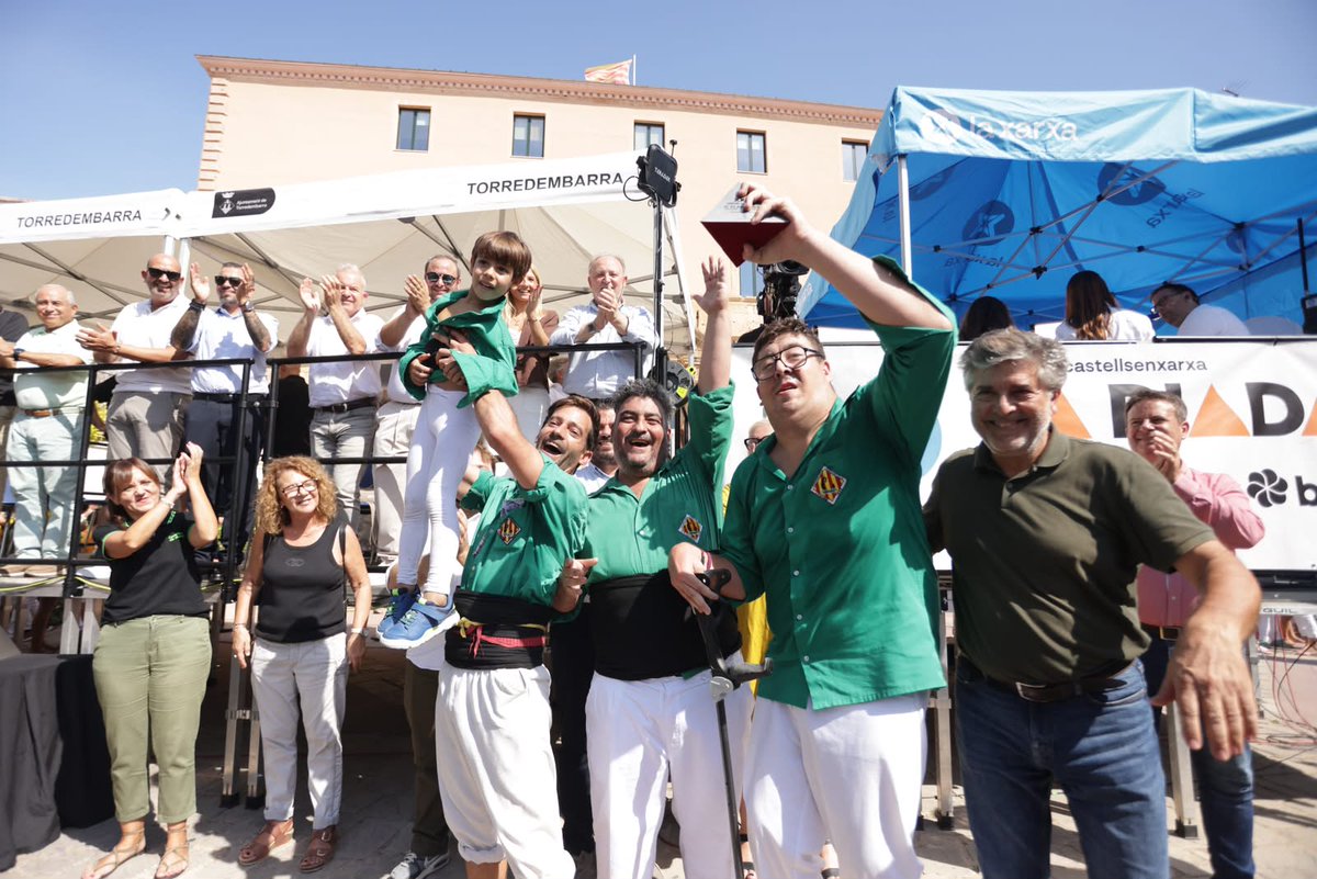 concurscastells's tweet photo. 🙋‍♀️ La @collabordeus s’emporta el triomf a la jornada de #Torredembarra del XXX #ConcursdeCastells. 

La @CCFigueres queda segona amb el 5d7, el 2d7 i el 7d7, i el tercer lloc se l’enduen els @ccerdanyola amb el 2d7, el 4d7a, i el 3d7.

👉 https://t.co/PeEMvbqpHw

#ConcursTGN2026 https://t.co/NxwOFLP9Fc