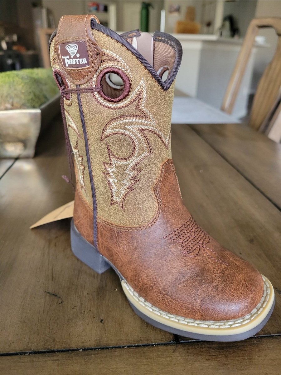 wilsonhlthcoach's tweet photo. Our first little grand baby is turning 1.

He's actually my stepdaughter's son. Her and her mom grew up in big cities.

But, she ended up marrying a country boy.

And since I'm a country girl, this little guy is getting a pair of boots 😁 https://t.co/j1t9ffzi8C