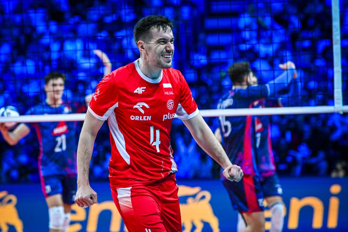 Radko_00's tweet photo. Marcin Komenda z dużym krokiem do przodu! 🔥
Choć często był krytykowany, ten sezon był w jego wykonaniu naprawdę dobry. Widać było jego rozwój i coraz większą pewność siebie. Udowodnił, że może być ważnym ogniwem tej reprezentacji! 🇵🇱❤️
📸 PZPS
#gangłysego #EuroVolleyM https://t.co/ASMcjqGsu9