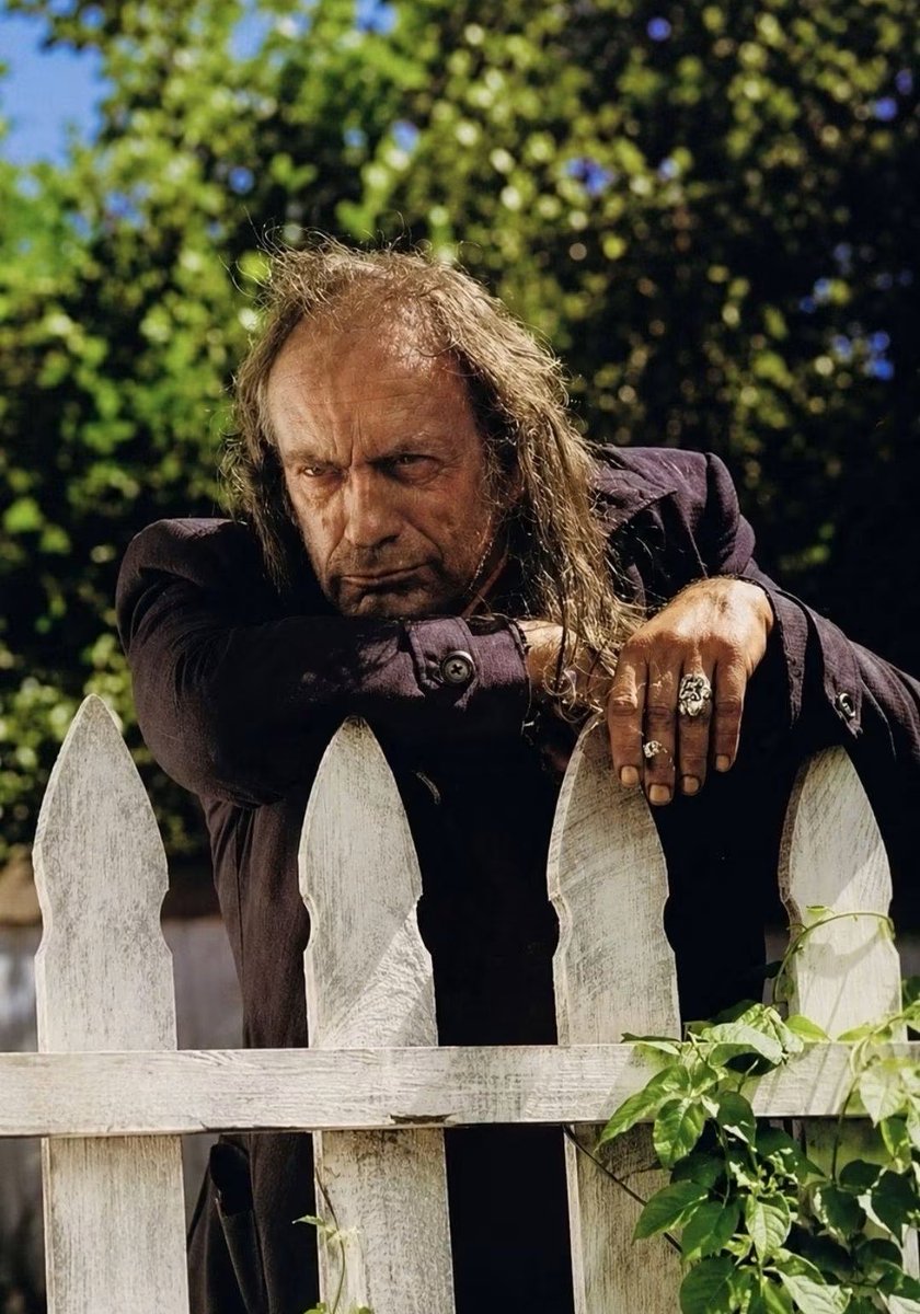 PureSitcoms's tweet photo. I could’ve sworn this man kidnapped Dennis. Whole time, that man was minding his business and Dennis just showed the fuck up. 😭 https://t.co/6PWFUlg0oy