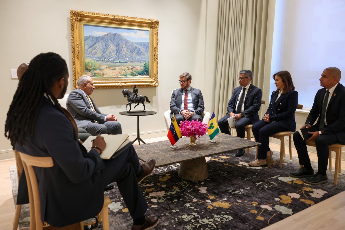 plasenciafelixr's tweet photo. Un honor recibir en la sede de la Misión Permanente de Venezuela en Nueva York, en nombre de la Presidenta @delcyrodriguezv, al Primer Ministro de San Vicente y las Granadinas, Godwin Friday, acompañado de su Canciller y su comitiva, con quien reafirmamos la histórico amistad entre ambos países. 

Agradecemos al Ministro Friday su visita, así como su empeño de seguir construyendo una relación de respeto, diálogo y cooperación entre Venezuela y San Vicente y las Granadinas. Nuestro país, como nación también caribeña, exalta la potencialidad e importancia de esta región para la estabilidad y la prosperidad de las Américas.
