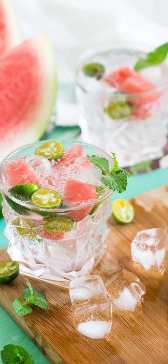DainaLeverxp's tweet photo. [Just had the perfect post-work snack: cold watermelon slices drizzled with lime, sweet, zesty, and refreshing. Summer in every bite!]， https://t.co/dYz0htpyog