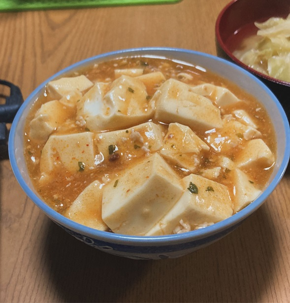 085uo's tweet photo. 今夜の麻婆豆腐は丸美屋（中辛）。ツルヤのお殿様とうふだと根性なくてぐっしゃりなるけどこれはこれで好きだ。 https://t.co/fgHqRohRz9