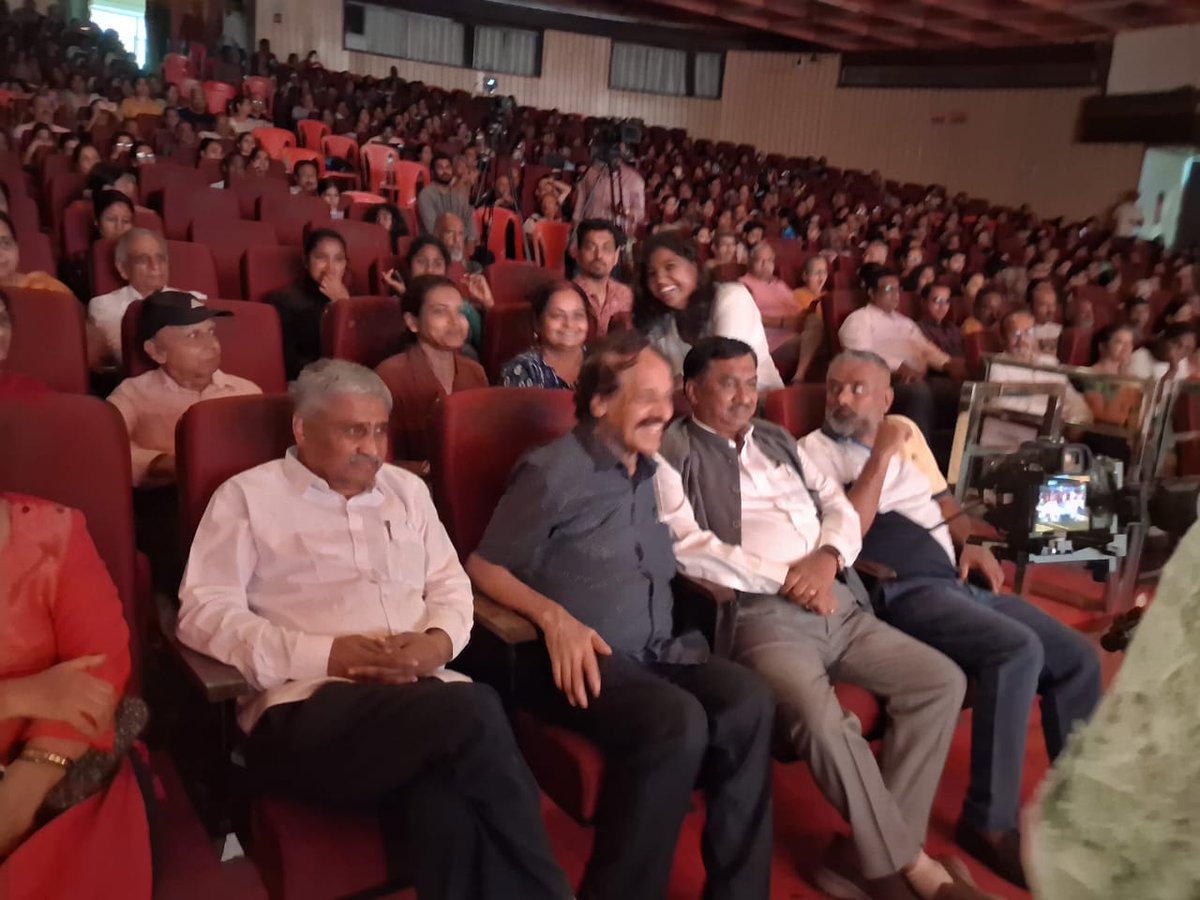 RaghuKautilya's tweet photo. ಕನ್ನಡ ಚಿತ್ರರಂಗದ ಮೇರು ನಟ, ಗಾನಗಂಧರ್ವ ಡಾ. ರಾಜ್‌ಕುಮಾರ್ ಹಾಗೂ ಹಿಂದಿ ಚಿತ್ರರಂಗದ ಶೋಮ್ಯಾನ್ ರಾಜ್ ಕಪೂರ್ ಅವರ ಸಾರ್ವಕಾಲಿಕ ಮಧುರ ಗೀತೆಗಳನ್ನೊಳಗೊಂಡ 'ರಾಜ್ ಮತ್ತು ರಾಜ್' ಎಂಬ ವಿನೂತನ ಹಾಗೂ ಅರ್ಥಪೂರ್ಣ ಸಂಗೀತ ಕಾರ್ಯಕ್ರಮವು  ಮೈಸೂರಿನ ಕಲಾಮಂದಿರದಲ್ಲಿ, ಶ್ರೀ ದೇಗುರು ರಾಮಚಂದ್ರ ಹಾಗೂ ಪರಮಪದ ಸಂಸ್ಥೆಗಳ ಸಂಯುಕ್ತಾಶ್ರಯದಲ್ಲಿ  ಸಾಂಸ್ಕೃತಿಕ ಸಂಜೆಯನ್ನು ಆಯೋಜಿಸಲಾಗಿತ್ತು.

ಕಾರ್ಯಕ್ರಮಕ್ಕೆ ಚಾಲನೆ ನೀಡಿ ಮಾತನಾಡಿ, ನಾನು ಶಾಸಕನಾಗಿ ಕಾರ್ಯಕ್ರಮದಲ್ಲಿ ಭಾಗಿಯಾಗಿಲ್ಲ. ನಾನು ರಾಜ್ ಕುಮಾರ್ ರವರ ಪರಮ ಆರಾಧಕನಾಗಿ ಹಾಗೂ ಸಂಗೀತಾಭಿಮಾನಿಯಾಗಿ, ಭಾಗಿಯಾಗಿದ್ದೇನೆ. ಇಂದಿನ ಅತ್ಯಾಧುನಿಕ ಯುಗದಲ್ಲಿ ನಗರೀಕರಣ ಮತ್ತು ತಂತ್ರಜ್ಞಾನದ ತೀವ್ರ ಜಿಜ್ಞಾಸೆ ಮಾನವನ ಜೀವನಶೈಲಿಯನ್ನು ಶರವೇಗದಲ್ಲಿ ಬದಲಾಯಿಸುತ್ತಿದೆ. ಯಾಂತ್ರಿಕ ಬದುಕಿನ ಓಟದಲ್ಲಿ ಕೌಟುಂಬಿಕ ಸಂಬಂಧಗಳು, ಸಾಮಾಜಿಕ ಮೌಲ್ಯಗಳು ಹಾಗೂ ಮಾನವೀಯ ಭಾವನೆಗಳು ಕ್ಷೀಣಿಸುತ್ತಾ, ಸಾಮಾಜಿಕ ವ್ಯವಸ್ಥೆಯು ಕಲುಷಿತಗೊಳ್ಳುತ್ತಿದೆ.

ಇಂದಿನ ಪೀಳಿಗೆಯು ಮಾನವೀಯ ಹಾಗೂ ಸಾಮಾಜಿಕ ಮೌಲ್ಯಗಳಿಂದ ದೂರವಾಗುತ್ತಿರುವ ಈ ಸಂದರ್ಭದಲ್ಲಿ, ಸಮಾಜವನ್ನು ಮತ್ತೆ ಸಂಸ್ಕೃತಿ ಮತ್ತು ಸೌಹಾರ್ದತೆಯ ಹಾದಿಗೆ ತರಲು ಸೂಕ್ತ ಔಷಧ ಎಂದರೆ ಅದು ಸಂಗೀತ, 
ಸಂಗೀತ ಮತ್ತು ಸಾಹಿತ್ಯಕ್ಕೆ ಮನುಷ್ಯನ ಮನಸ್ಸನ್ನು ಪ್ರಶಾಂತಗೊಳಿಸುವ ಅಪಾರ ಶಕ್ತಿಯಿದೆ. ಇಂದಿನ ಯಾಂತ್ರಿಕ ಬದುಕಿನಿಂದ ಹೊರತಂದು ಅವರಲ್ಲಿ ಸಾಂಸ್ಕೃತಿಕ ಜಾಗೃತಿ ಮೂಡಿಸಲು ಸಂಗೀತ-ಸಾಹಿತ್ಯಕ್ಕೆ ಸಂಬಂಧಿಸಿದ ಕಾರ್ಯಕ್ರಮಗಳನ್ನು ವ್ಯಾಪಕವಾಗಿ ಆಯೋಜಿಸಬೇಕಿದೆ.

ಬಹುಶಃ ಮೈಸೂರು ರಾಜಮನೆತನದ ಆಡಳಿತಗಾರರಲ್ಲಿ ಸಾಂಸ್ಕೃತಿಕ ಚಿಂತನೆ ಮತ್ತು ಕಲಾಪ್ರೇಮ ಇದ್ದುದರಿಂದಲೇ ಮೈಸೂರು ಸಂಸ್ಥಾನದಲ್ಲಿ ಅತ್ಯುತ್ತಮ ಪ್ರಜಾಪರ ಆಡಳಿತ ಹಾಗೂ ''ರಾಮರಾಜ್ಯ"ದಂತಹ ಸುಖಕರ ವಾತಾವರಣ ನಿರ್ಮಾಣವಾಗಲು ಸಾಧ್ಯವಾಯಿತು. 
ಉತ್ತಮ ಸಮಾಜ ನಿರ್ಮಾಣದಲ್ಲಿ ಮತ್ತು ಪ್ರಜಾಸತ್ತಾತ್ಮಕ ವ್ಯವಸ್ಥೆಯಲ್ಲಿ ರಾಜಕಾರಣಿಗಳ ಪಾತ್ರ ಅತ್ಯಂತ ಪ್ರಮುಖವಾದುದು. ಕೇವಲ ಅಧಿಕಾರ ನಡೆಸುವುದಷ್ಟೇ ಆಡಳಿತವಲ್ಲ, ಪ್ರಜೆಗಳ ಭಾವನೆ, ಸಂಸ್ಕೃತಿ ಹಾಗೂ ಮೌಲ್ಯಗಳನ್ನು ಗೌರವಿಸಿ ಪೋಷಿಸುವುದು ರಾಜಕಾರಣಿಗಳ ಪ್ರಥಮ ಕರ್ತವ್ಯ. ರಾಜಕಾರಣಿಗಳಲ್ಲಿ ಸಾಂಸ್ಕೃತಿಕ ಮನಸ್ಸು ಇದ್ದಾಗ ಮಾತ್ರ ಅವರಿಂದ ಮಾನವೀಯತೆಯುಳ್ಳ, ಪ್ರಜಾಪರ ಹಾಗೂ ಸುದೀರ್ಘ ದೃಷ್ಟಿಕೋನದ ಆಡಳಿತ ಸಾಧ್ಯವಾಗುತ್ತದೆ. 

ಇದಕ್ಕೆ ಅತ್ಯುತ್ತಮ ಐತಿಹಾಸಿಕ ಉದಾಹರಣೆ ಎಂದರೆ ಅದು ನಮ್ಮ ಮೈಸೂರಿನ ರಾಜ ಪರಂಪರೆ. ಮೈಸೂರು ಸಂಸ್ಥಾನದ ಆಡಳಿತಗಾರರು ಕೇವಲ ರಾಜಕೀಯವಾಗಿ ಸಂಸ್ಥಾನವನ್ನು ಮುನ್ನಡೆಸಲಿಲ್ಲ, ಬದಲಿಗೆ ಸಾಂಸ್ಕೃತಿಕವಾಗಿಯೂ ಸಂಗೀತ ಮತ್ತು ಕಲೆಗೆ ಅಪಾರ ಕೊಡುಗೆ ನೀಡಿದರು ಎಂದು ತಿಳಿಸಲಾಯಿತು.

ಕಾರ್ಯಕ್ರಮದಲ್ಲಿ ಮುಖ್ಯ ಅತಿಥಿಗಳಾಗಿ ಭಾಗವಹಿಸಿದ್ದ ಹಿರಿಯ ರಂಗಕರ್ಮಿ, ಪ್ರಸಿದ್ಧ ನಿರ್ದೇಶಕ, ಮಾಯಾಮೃಗ ಖ್ಯಾತಿಯ ಟಿ. ಎನ್. ಸೀತಾರಾಂ ರವರು, ಭಾರತೀಯ ಸಿನಿಮಾ ಸಂಗೀತದ ಬೆಳವಣಿಗೆಗೆ, ಈ ಇಬ್ಬರು 'ರಾಜ್' ದಿಗ್ಗಜರು ಪ್ರೇಕ್ಷಕರ ಮೇಲೆ ಬೀರಿದ ಸಾಂಸ್ಕೃತಿಕ ಪ್ರಭಾವವನ್ನು ನೆನಪಿಸಿಕೊಂಡರು.

ಸಮಾರಂಭದಲ್ಲಿ ಸುಪ್ರಸಿದ್ಧ ಗಾಯಕರಾದ ಶ್ರೀ ರಾಮಚಂದ್ರ ಹಡಪದ್ ಹಾಗೂ ಗಾಯಕಿ ಶ್ರೀಮತಿ ದಿವ್ಯಾ ರಾಘವನ್ ಮತ್ತು ತಂಡದವರಿಂದ ಮೂಡಿಬಂದ ಸಂಗೀತ ರಸಸಂಜೆ  ಮಂತ್ರಮುಗ್ಧಗೊಳಿಸಿತು. ಡಾ. ರಾಜ್‌ಕುಮಾರ್ ಅವರ ಅಭಿನಯದ ಅಮರ ಗೀತೆಗಳು ಹಾಗೂ ರಾಜ್ ಕಪೂರ್ ಅವರ ಹಿಂದಿ ಚಿತ್ರಗಳ ಸೂಪರ್ ಹಿಟ್ ಹಾಡುಗಳನ್ನು ಗಾಯಕರು ಅತ್ಯಂತ ಶ್ರದ್ಧೆಯಿಂದ ಪ್ರಸ್ತುತಪಡಿಸಿದರು.

ಎರಡು ವಿಭಿನ್ನ ಭಾಷೆಗಳ ಶ್ರೇಷ್ಠ ನಟರ ಗೀತೆಗಳ ಈ ವಿಶಿಷ್ಟ ಸಂಗಮವು ಮೈಸೂರಿನ ಸಂಗೀತಾಸಕ್ತರಿಗೆ ಹೊಸ ಅನುಭವವನ್ನು ನೀಡಿತು.
ಕಲಾಮಂದಿರದಲ್ಲಿ  ನೆರೆದಿದ್ದ ನೂರಾರು ಸಂಗೀತ ಪ್ರೇಮಿಗಳು ಕರತಾಡನದ ಮೂಲಕ ಕಲಾವಿದರನ್ನು ಪ್ರೋತ್ಸಾಹಿಸಿದರು.
#DrRajkumar #kannadacinema #mysore #RaghuKautilya