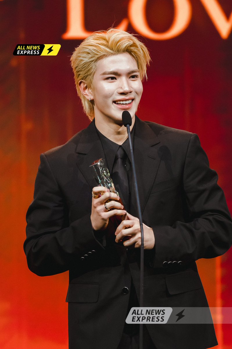 ALLNewsEXPRESS1's tweet photo. โฟ้ดๆคนเก่ง!! ปรบมือรัวๆ แสดงความยินดีกับ “โฟร์ท ณัฐวรรธน์” #Fourthnattawat คว้ารางวัลนักแสดง Boy‘s Love แห่งปี บนเวที "FEED X KHAOSOD AWARDS 2026"

#FEEDxKHAOSODAwards2026
#Fourthnattawat https://t.co/ASrqfvevki