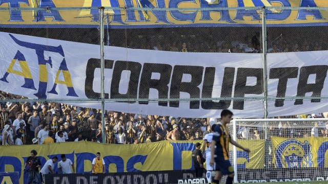 Nicoocarc's tweet photo. Y recuerden amigos, en 2015 cuando Central enfrentó a AFA y colgó está bandera NINGÚN equipo del fútbol argentino nos apoyó, incluso se rieron y nos llamaron 'LLORONES'. Hoy son todos transparentes y piden un fútbol más 'Serio' no tienen cara ni vergüenza. Ah, y la tienen adentro https://t.co/RuNQ55p8r3