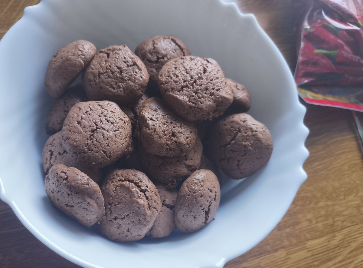 DagaVT's tweet photo. No money, fridge almost empty, but there was enough to make chocolate bites o.o 
Dinner will be that and fries xD https://t.co/sdNEq7ORxB