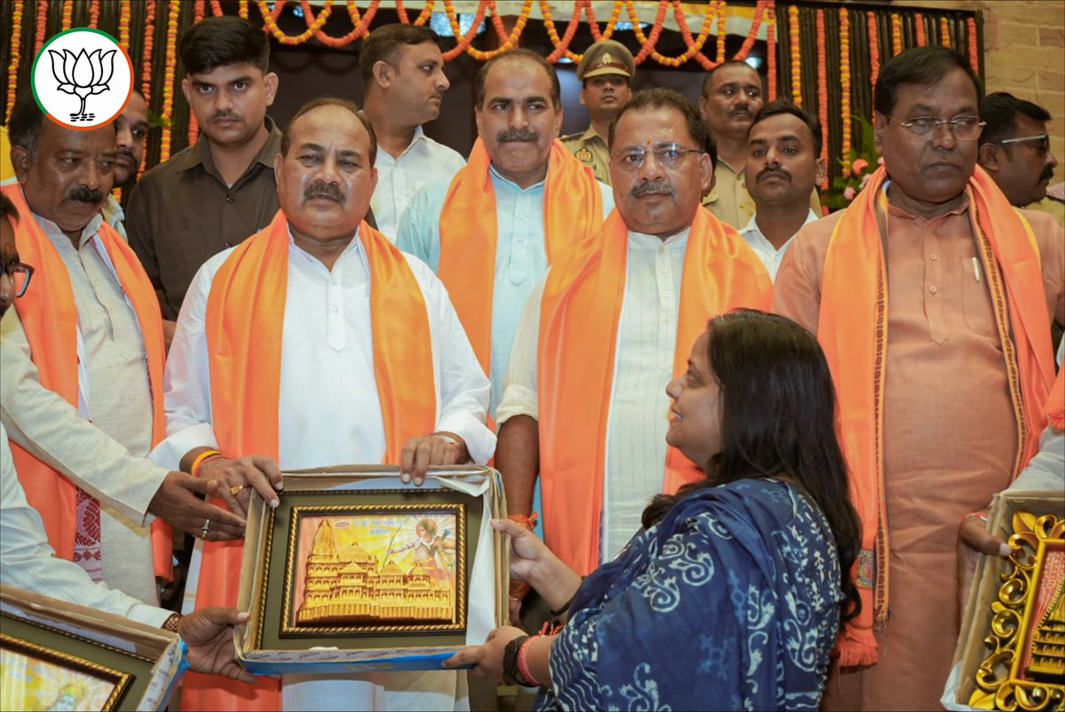 PNPathakBJP's tweet photo. सेवा ही संकल्प, जनकल्याण ही लक्ष्य। 

आज अपने विधानसभा क्षेत्र कुशीनगर के बौद्ध संग्रहालय में सेवा संकल्प अभियान के अंतर्गत आयोजित कार्यक्रम में माननीय कैबिनेट मंत्री उत्तर प्रदेश शासन एवं जनपद प्रभारी मंत्री श्री 
@daraschauhan354 जी के साथ सम्मिलित हुआ। https://t.co/6UQEIg47fo