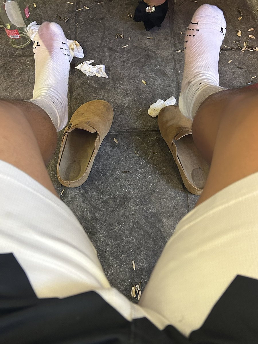 xiaohao779416's tweet photo. 粗腿白袜🧦 https://t.co/LwlqnNTDLU