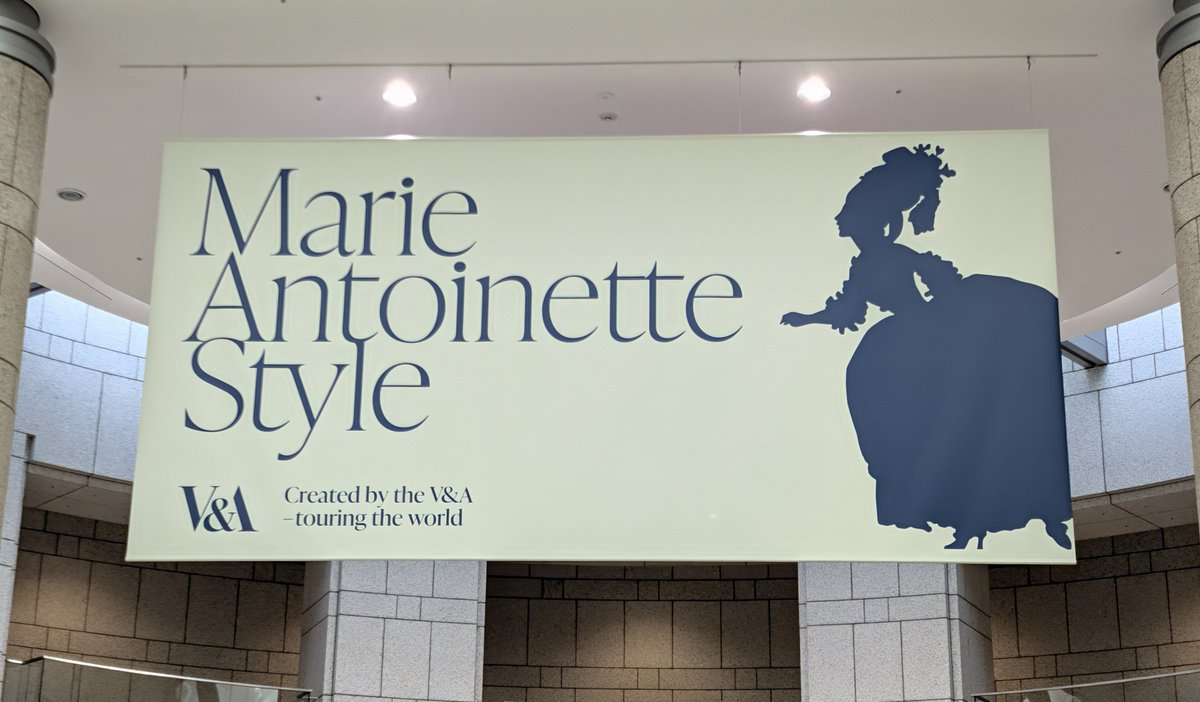 Q_quacca's tweet photo. マリー・アントワネット展いってきたんですよ
展示物のこと何も調べてなかったんだけど、とてもすごい……そもそも色彩がかわいくて目の保養だった。宝飾品もキラキラでやばい。
あとマリーイメージの香水がめっちゃいい匂いで売ってくれの気持ち。グリーン系でしつこくなくてとてもいい。ほしい。 https://t.co/6tiTIRZ1dK