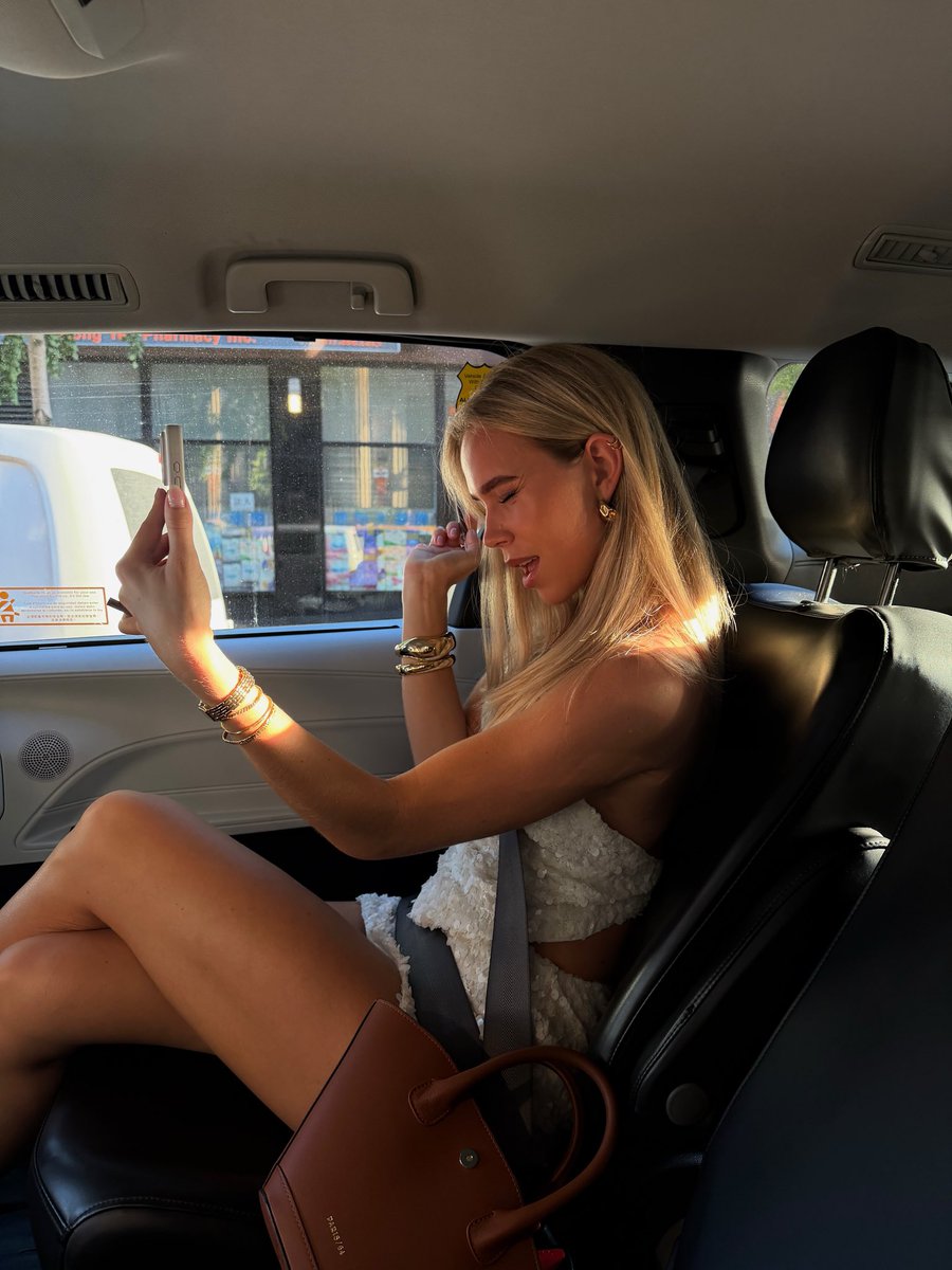 SigneBaekgard's tweet photo. The view is beautiful, but I know where your eyes are really going😉💋🌆 Let’s make tonight interesting. ✨

📧:signebaexx@proton.me https://t.co/Cfe8AYEOxE