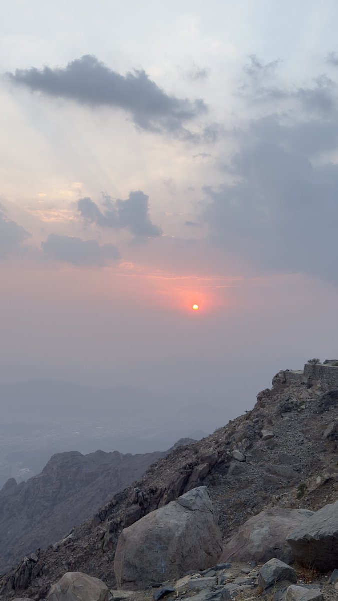 sho998877's tweet photo. كالشمس هي بعض الأمنيات، إن طال بها الغروب ستُشرق يومًا ما. 🧡✨ https://t.co/lCMEYMXyhm