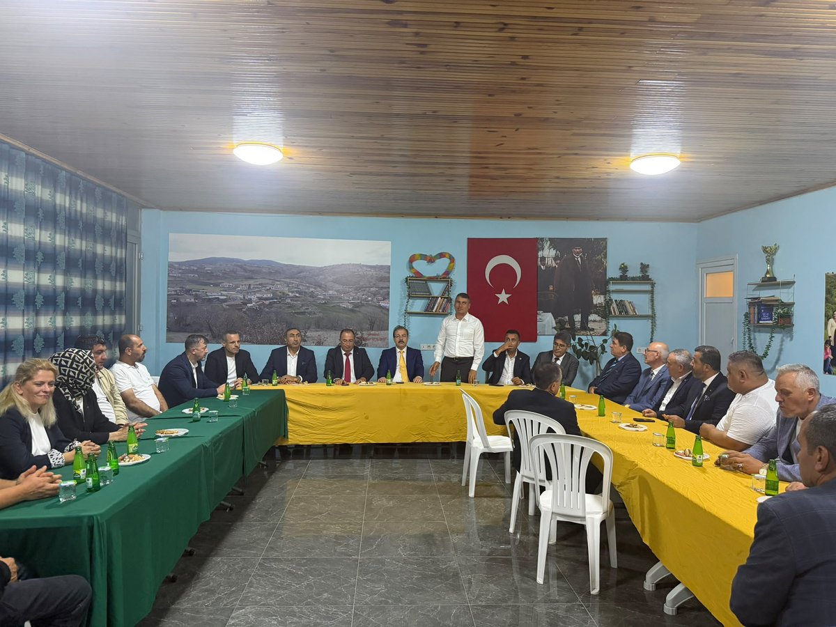 akadirakgul66's tweet photo. 📍#İstanbul Avcılar | Hemşehri Dernekleri Ziyareti

Türkiye Yüzyılı Buluşmaları Programı kapsamında AK Parti Avcılar İlçe Teşkilatımızla birlikte şimdi de Yozgat Çekerek Demircialan Köyü Yardımlaşma ve Dayanışma Derneğimizi ziyaret ederek; hemşehrilerimizle hasbihal ettik. https://t.co/rxW5r2jCcH