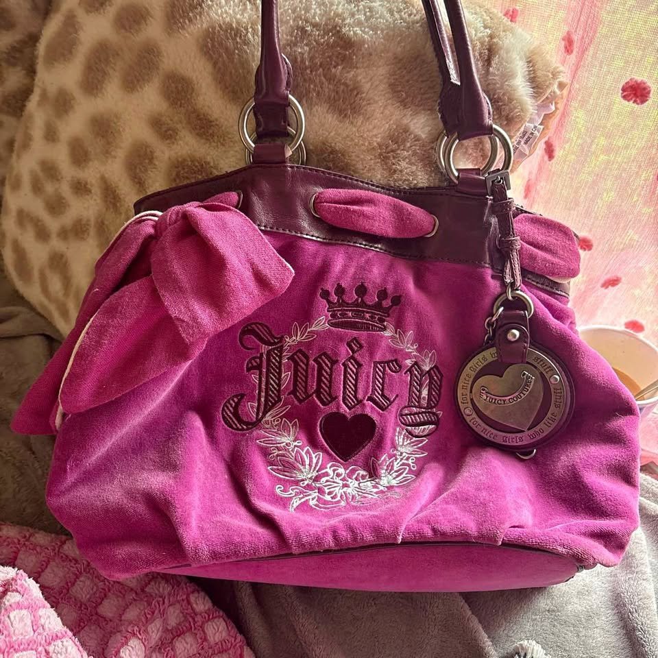 MeccanElixir's tweet photo. Vintage juicy couture bag from 2009; inside is peeling, but outside is in perfect condition for $150... with the mirror attached? I am in LOVE. https://t.co/PCb8jHkGWD