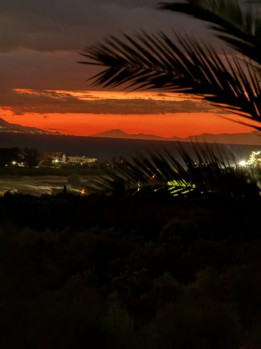 sensitivemalaka's tweet photo. Sunsets NEVER get old.

Most important requirement I have in life is just being able to se sunset and sunrise everyday https://t.co/xLSpvaB9m9