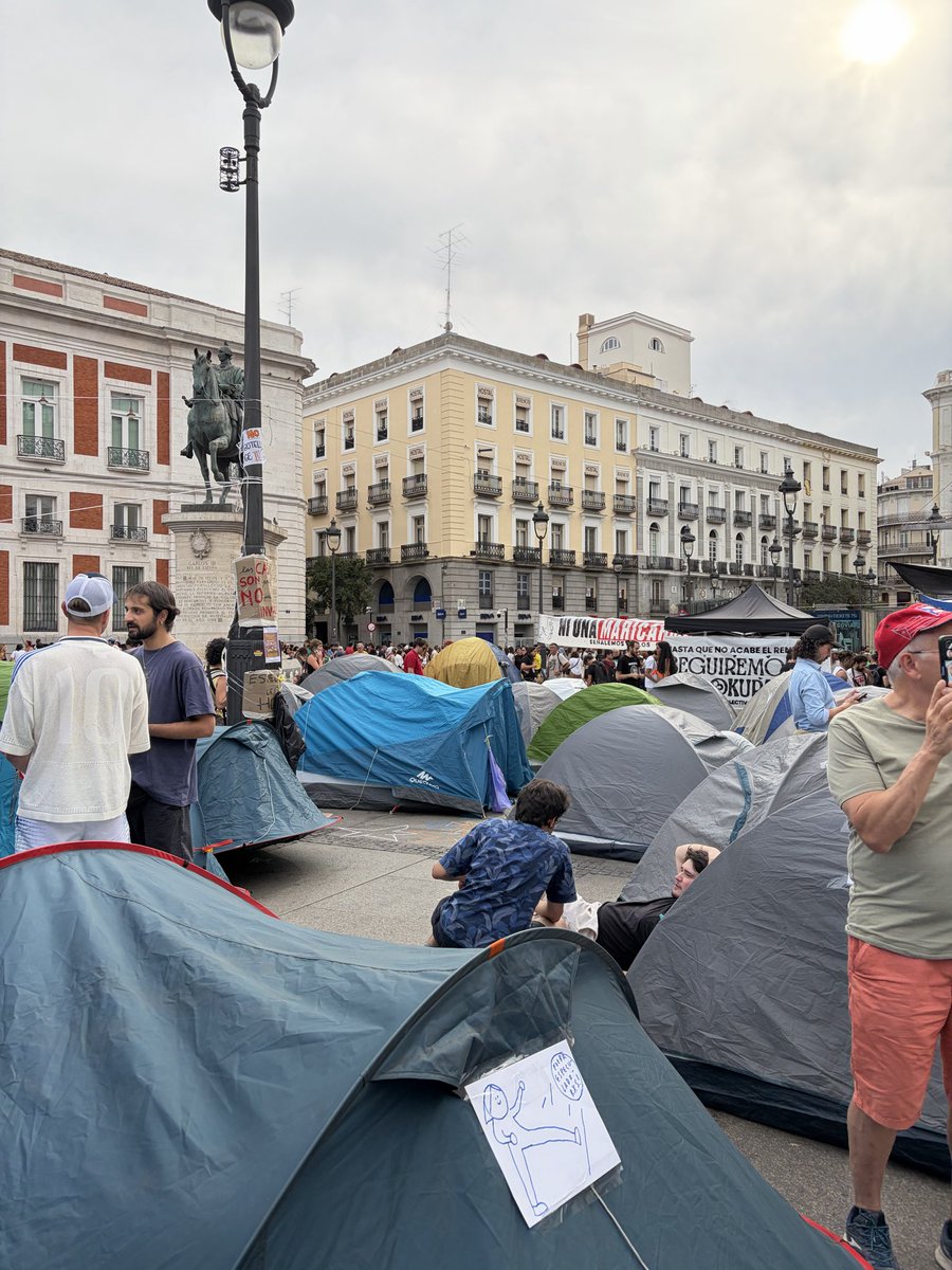 DinaBousselham's tweet photo. Sol, de nuevo, epicentro de la lucha por una vida digna. ¿Sabéis cuál es el sueldo más habitual en España? 1.377 € al mes. Un piso de 70 m² en Madrid: 1.624 €. Basta de un sistema que nos asfixia. Todo mi apoyo a quienes esta noche vuelven a acampar aquí por todas nosotras ❤️ https://t.co/0jdQcFdhug