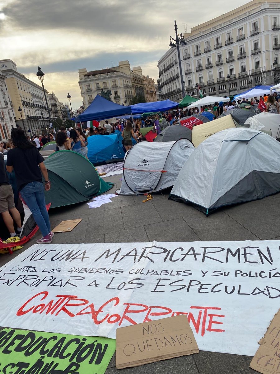 DinaBousselham's tweet photo. Sol, de nuevo, epicentro de la lucha por una vida digna. ¿Sabéis cuál es el sueldo más habitual en España? 1.377 € al mes. Un piso de 70 m² en Madrid: 1.624 €. Basta de un sistema que nos asfixia. Todo mi apoyo a quienes esta noche vuelven a acampar aquí por todas nosotras ❤️ https://t.co/0jdQcFdhug