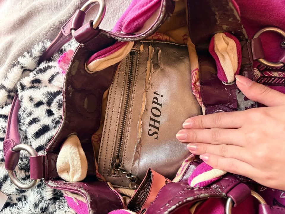 MeccanElixir's tweet photo. Vintage juicy couture bag from 2009; inside is peeling, but outside is in perfect condition for $150... with the mirror attached? I am in LOVE. https://t.co/PCb8jHkGWD