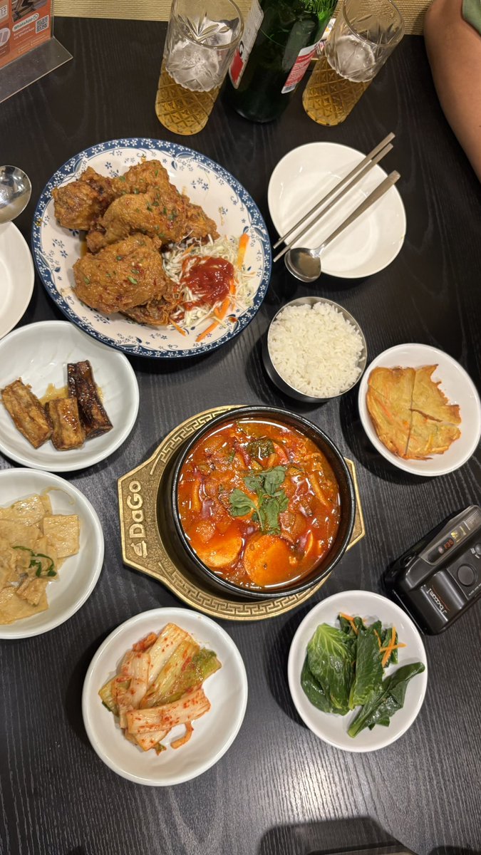 nebulaveill's tweet photo. kekenyangan tapi pulang sampe kosan tetep makan lagi, kacoo menggendut 🤧 https://t.co/p6jgguDAkV