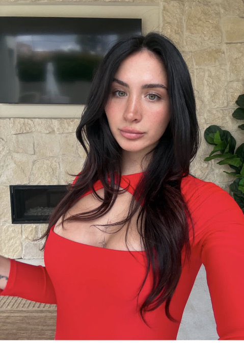 Juliacunnin's tweet photo. Hope you’re choking on that regret babe 🍒 #explore ⁠#ootd⁠ ⁠#red⁠  ⁠#selfie⁠ https://t.co/KjWAXWuovN