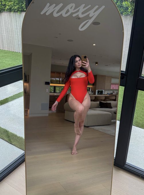 Juliacunnin's tweet photo. Hope you’re choking on that regret babe 🍒 #explore ⁠#ootd⁠ ⁠#red⁠  ⁠#selfie⁠ https://t.co/KjWAXWuovN