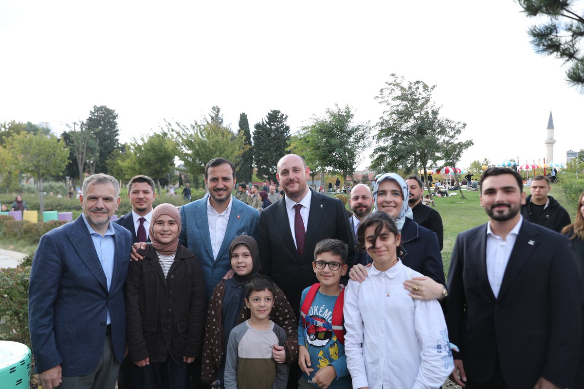 abuyukgumus's tweet photo. Ailelerimizi, çocuklarımızı ve farklı kuşakları aynı çatı altında buluşturan AileFest’i ziyaret ettik.

Aile, milletimizin en güçlü dayanaklarından biri, değerlerimizi ve kültürümüzü gelecek nesillere taşıyan en kıymetli bağımızdır.

Cumhurbaşkanımız Sayın @RTErdogan’ın ortaya koyduğu “Aile ve Nüfus On Yılı” vizyonuyla aile kurumunun korunması ve güçlendirilmesine verilen önem, önümüzdeki dönemde de en temel meselelerimizden biri olmaya devam edecek.

Ailelerimizin birlikte güzel vakit geçireceği, çocuklarımızın birbirinden farklı etkinliklerle buluşacağı AileFest’in hazırlanmasında emeği bulunan Türkiye Gönüllü Teşekküller Vakfı Mütevelli Heyeti Başkanı Sayın Necmeddin Bilal Erdoğan’a ve katkı sunan herkese teşekkür ediyorum.

Tüm ailelerimizi 4 Ekim’e kadar Rami Kütüphanesi’ndeki AileFest’e bekliyoruz. 👨‍👩‍👧‍👦