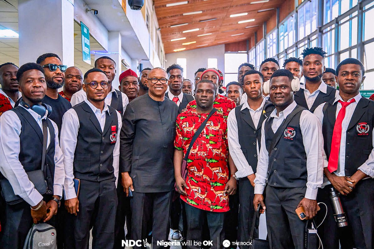 EstherUmoh10's tweet photo. The NDC presidential candidate, HE Peter Obi with Enugu Rangers football team https://t.co/GioxmNnVPA
