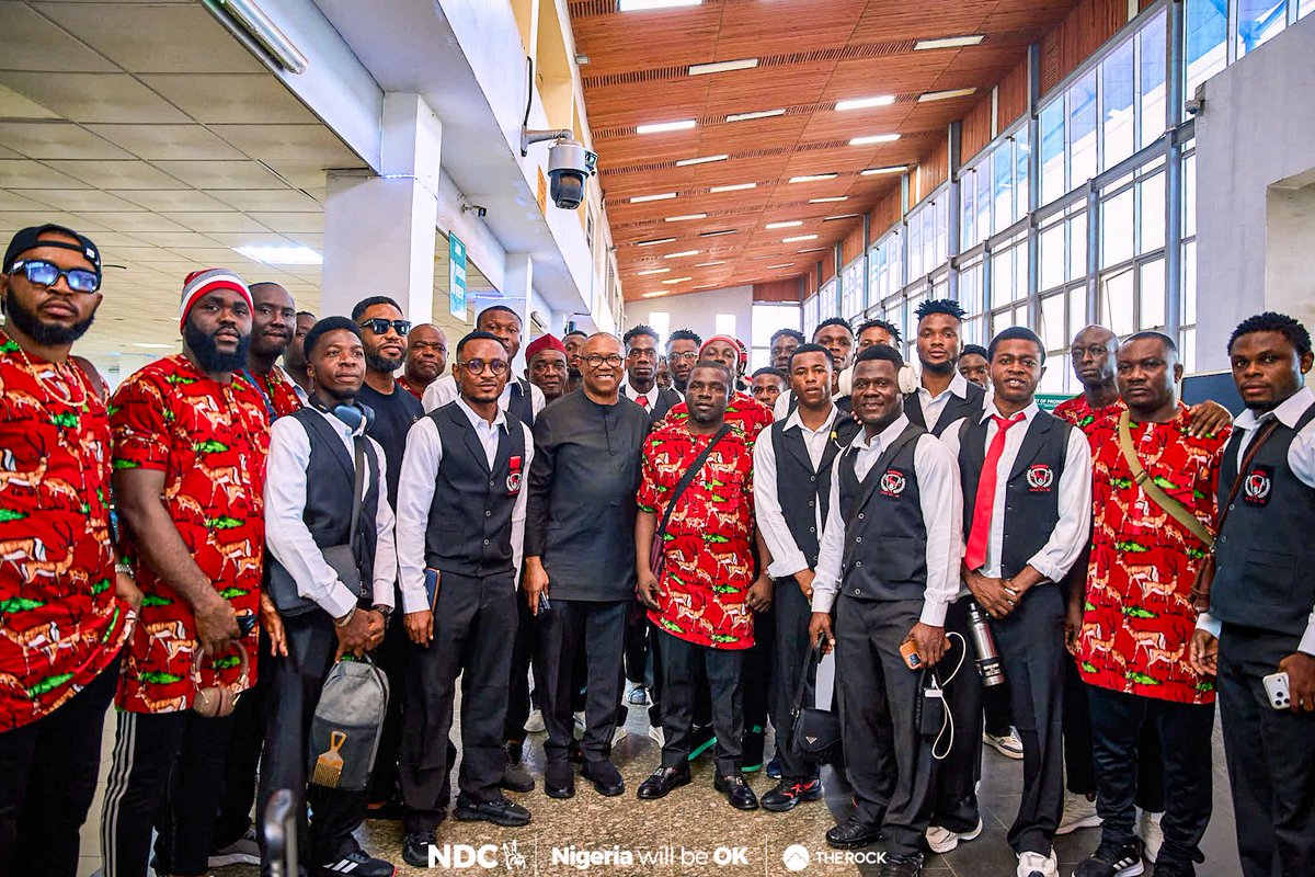 EstherUmoh10's tweet photo. The NDC presidential candidate, HE Peter Obi with Enugu Rangers football team https://t.co/GioxmNnVPA