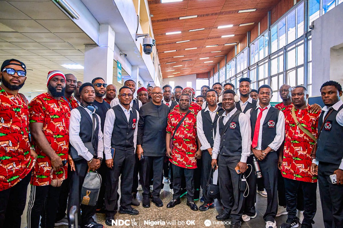 EstherUmoh10's tweet photo. The NDC presidential candidate, HE Peter Obi with Enugu Rangers football team https://t.co/GioxmNnVPA