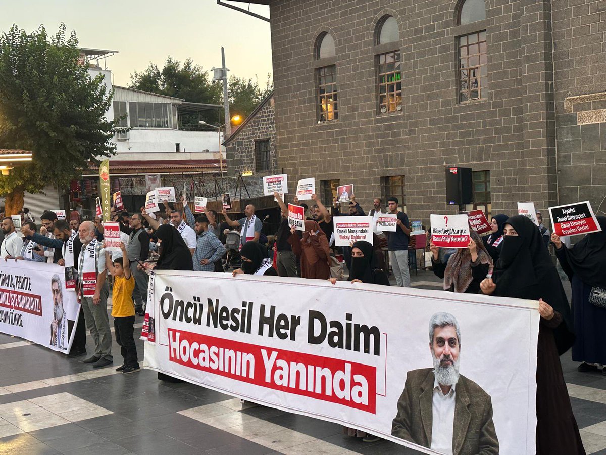 FHDiyrbakir's tweet photo. DİYARBAKIR’DA ADALET TALEBİ!

Diyarbakır Furkan Hareketi mensupları olarak; Alparslan Kuytul Hocaefendi, Semra Kuytul Hocahanım ve diğer kardeşlerimizin hukuksuz tutukluluklarına dikkat çekmek ve adalet talebimizi haykırmak için meydanlardaydık.

#AlparslanHocayaÖzgürlük https://t.co/1bKSMimTyJ