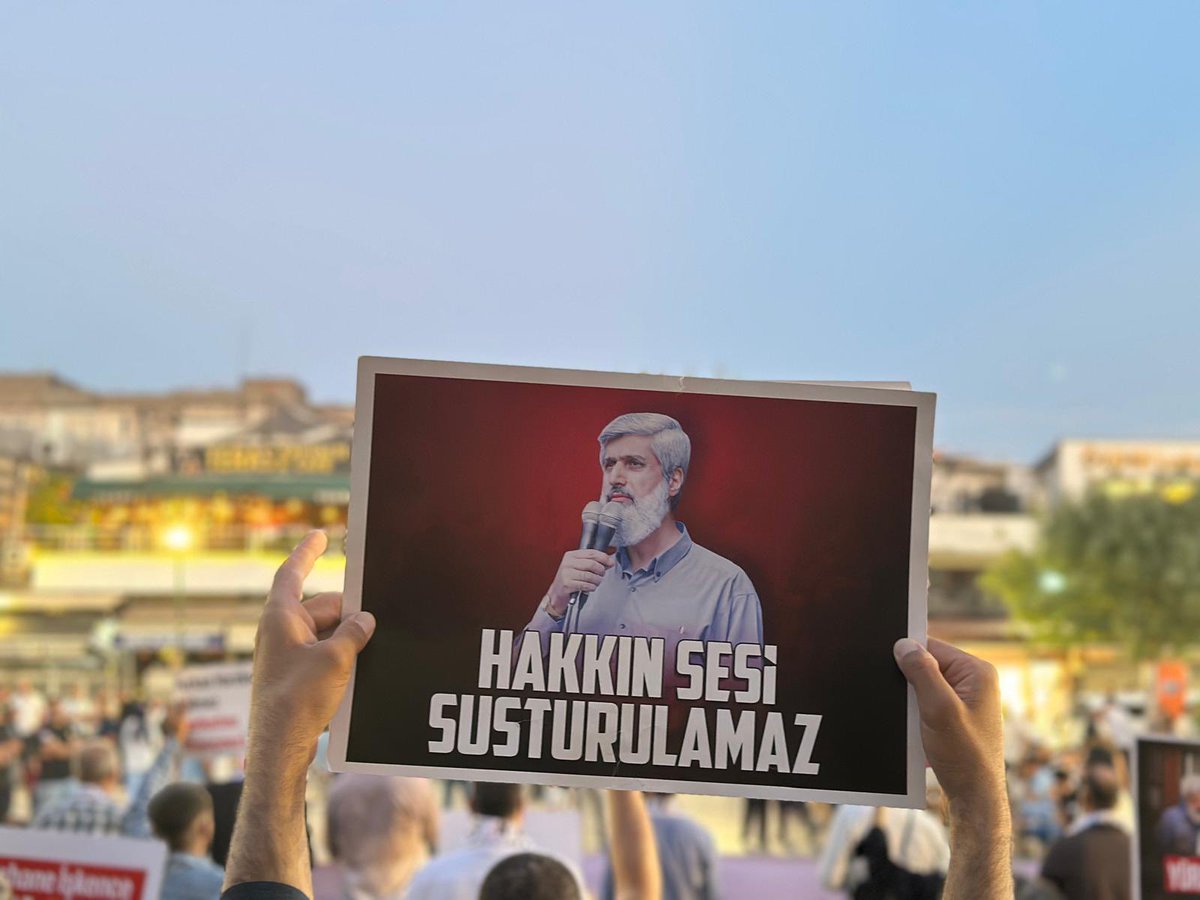 FHDiyrbakir's tweet photo. DİYARBAKIR’DA ADALET TALEBİ!

Diyarbakır Furkan Hareketi mensupları olarak; Alparslan Kuytul Hocaefendi, Semra Kuytul Hocahanım ve diğer kardeşlerimizin hukuksuz tutukluluklarına dikkat çekmek ve adalet talebimizi haykırmak için meydanlardaydık.

#AlparslanHocayaÖzgürlük https://t.co/1bKSMimTyJ