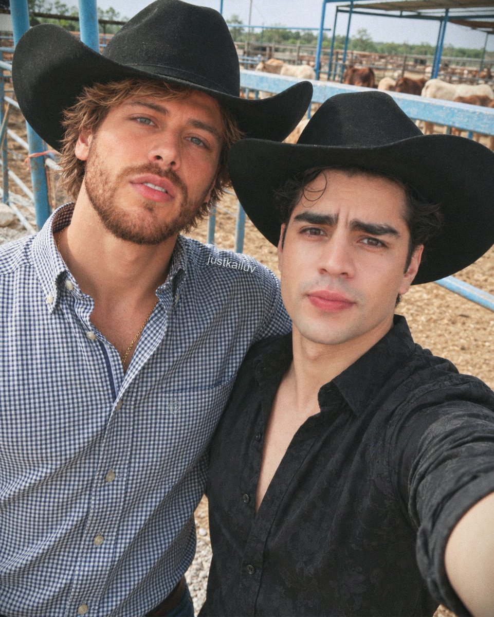 justkluv's tweet photo. vivan los au's 👓💍🤠⭐️ https://t.co/2RkwiDSkKl