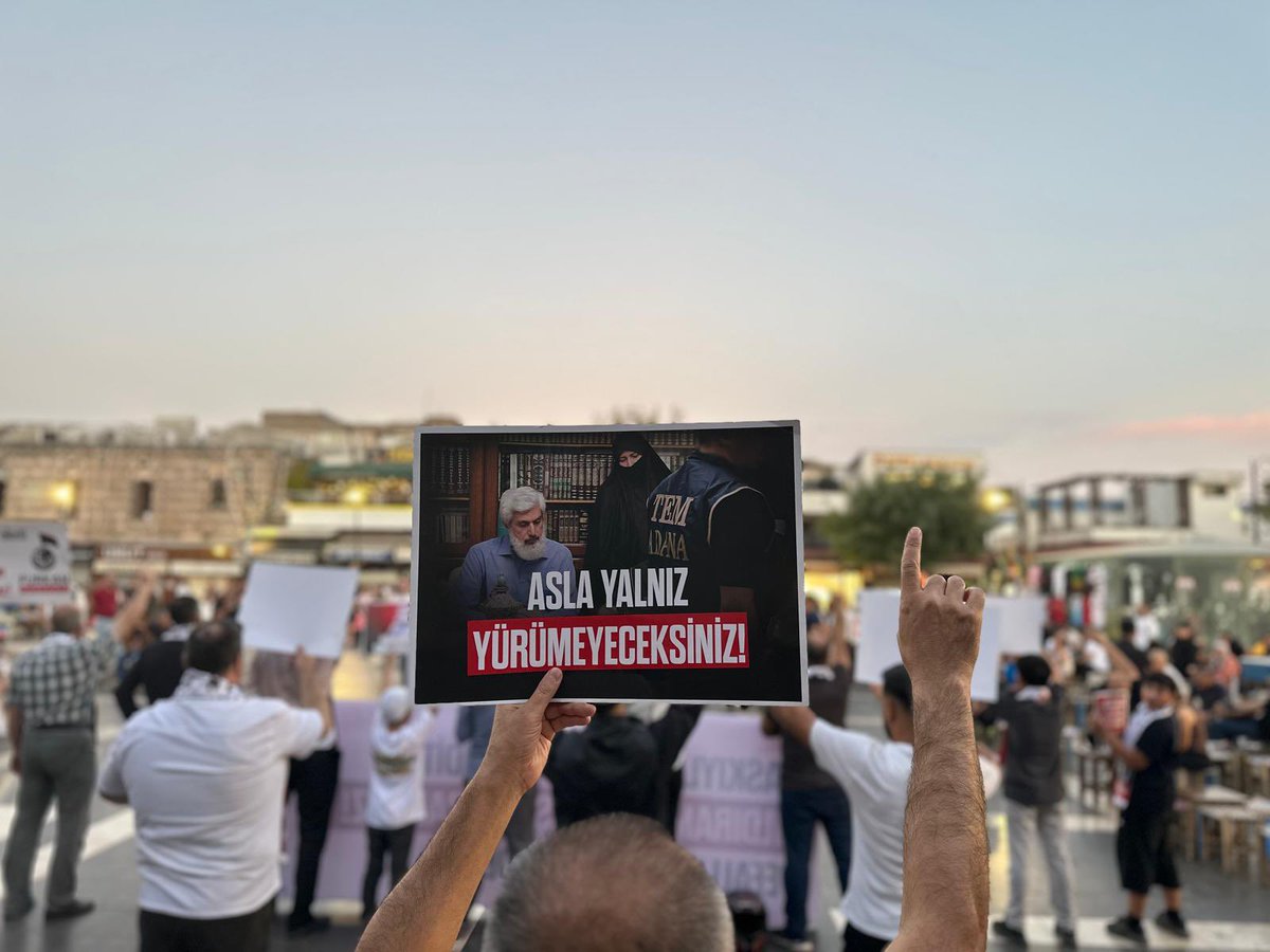 FHDiyrbakir's tweet photo. Zulme boyun eğmedik, eğmeyeceğiz!
Adalet gelene kadar mücadelemizi sürdüreceğiz.

#AdaletİstemekSuçMu
#AkpDönemiZulümDönemi
#ZulmeKarşıMeydanlardayız
#AlparslanHocayaÖzgürlük https://t.co/z9YVuXtzLV