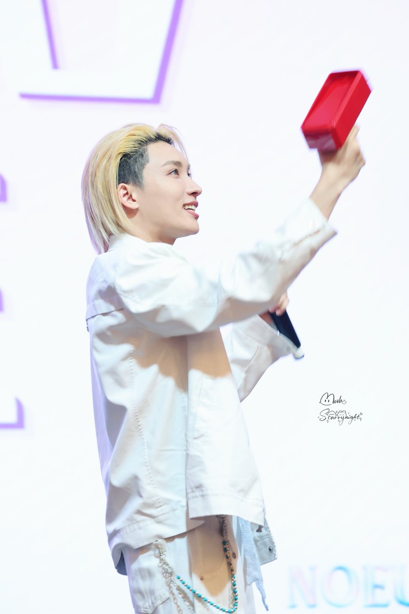 Naciya_meiko's tweet photo. 钱发完噜——
Noeul Fansign In Macau
#NoeulFSMemoryInMO
#Noeulnuttarat #MagentaBoy
#BoNoh https://t.co/6qVXlFduiN