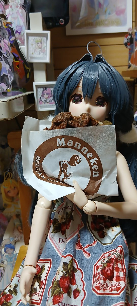 6STOR95cKWWitwD's tweet photo. #DDby 
#ドル活 
#Manneken 
マネケンのワッフルをつきなお姉ちゃん食べてるよ🎵 https://t.co/i3ABBvtbqX