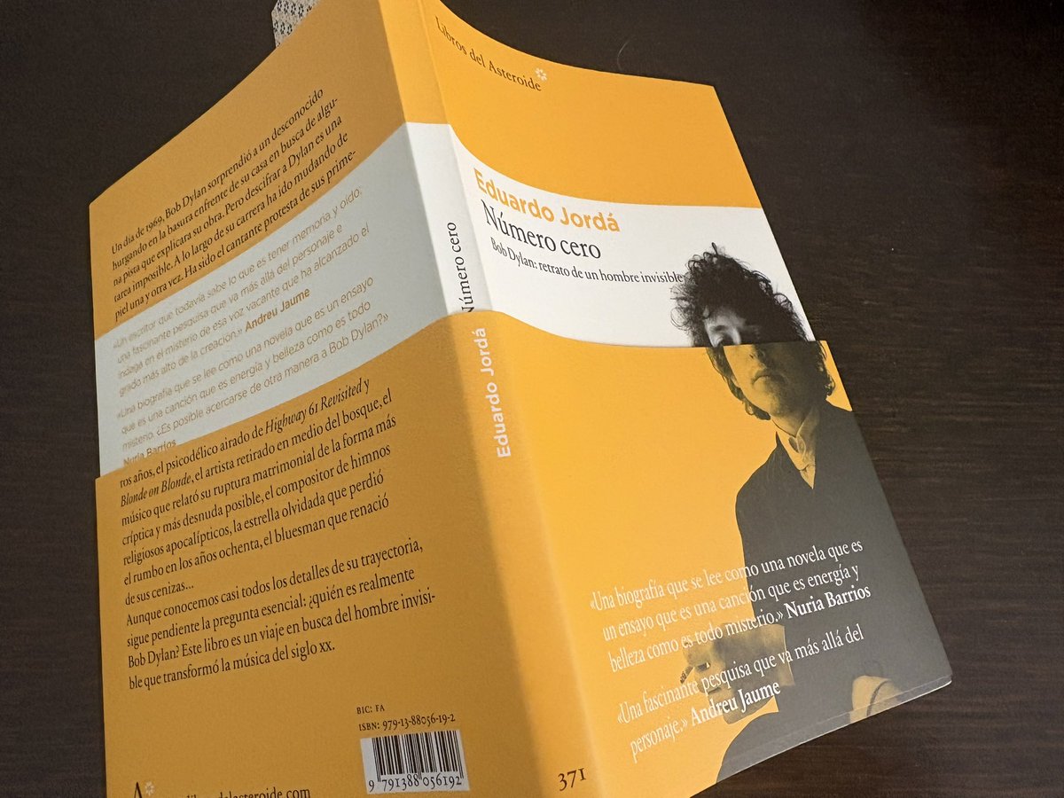 teoleongross's tweet photo. Qué bueno es Eduardo Jordá… y más en este viaje en busca de Dylan… @LibrosAsteroide https://t.co/kz8NYyiQ7O