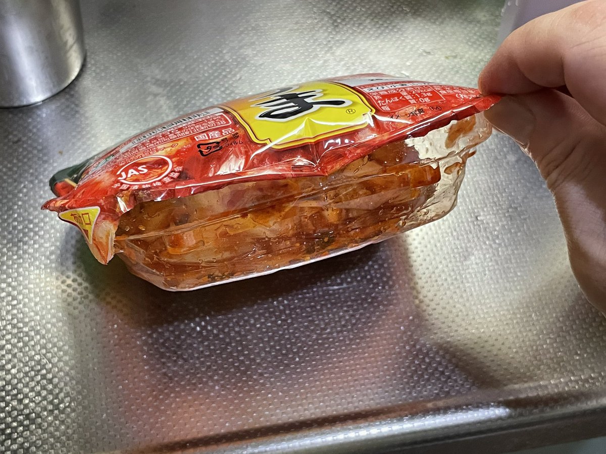 yamasim2's tweet photo. 冷蔵庫に入れ忘れてパンパンのキムチ、まだ助かりますか？ https://t.co/yrR3JHCVER