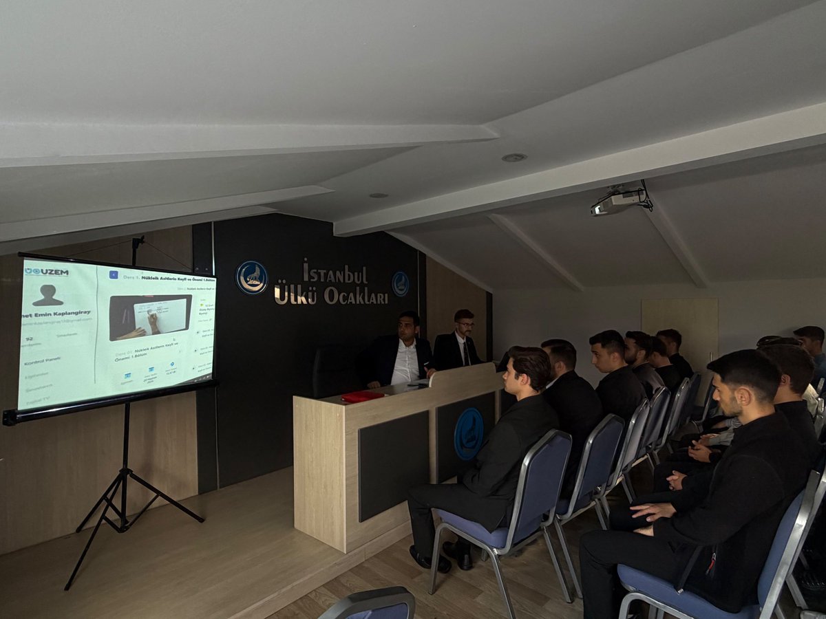 ortaogretimiuo's tweet photo. Ülkü Ocakları Eğitim ve Kültür Vakfımız tarafından Türk gençliğinin hizmetine sunulan Ülkü Ocakları Uzaktan Eğitim Merkezi #ÜOUZEM programının tanıtımını yaparak, “İlk Dersimiz Ülkü Ocakları Uzaktan Eğitim Merkezi’nden” konulu eğitim semineri gerçekleştirdik. 

Program içerisinde temel derslerin yanı sıra; Türk tarihi, Türk kültürü, milli ve manevi değerler, kişisel gelişim ve çeşitli eğitim içerikleri bulunan #ÜOUZEM’i gençlerimizin hizmetine sunduk.📚

Eğitimle güçlenen, bilgiyle donanan bir nesil için çalışmalarımız devam ediyor. 🇹🇷
@ayyildirim1 
@Aalparslandogan 
@istanbulocak 
@IBurakII