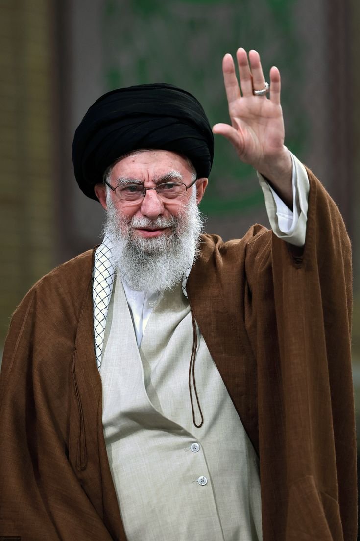 Qoqnos3's tweet photo. تو نرفته‌ای؛
تو فقط در جامه ای از نور،
در میانِ ما حضور داری.
#جانفدایان_هرمزگان
#جانفدای_ایران https://t.co/7A2KelAjWJ
