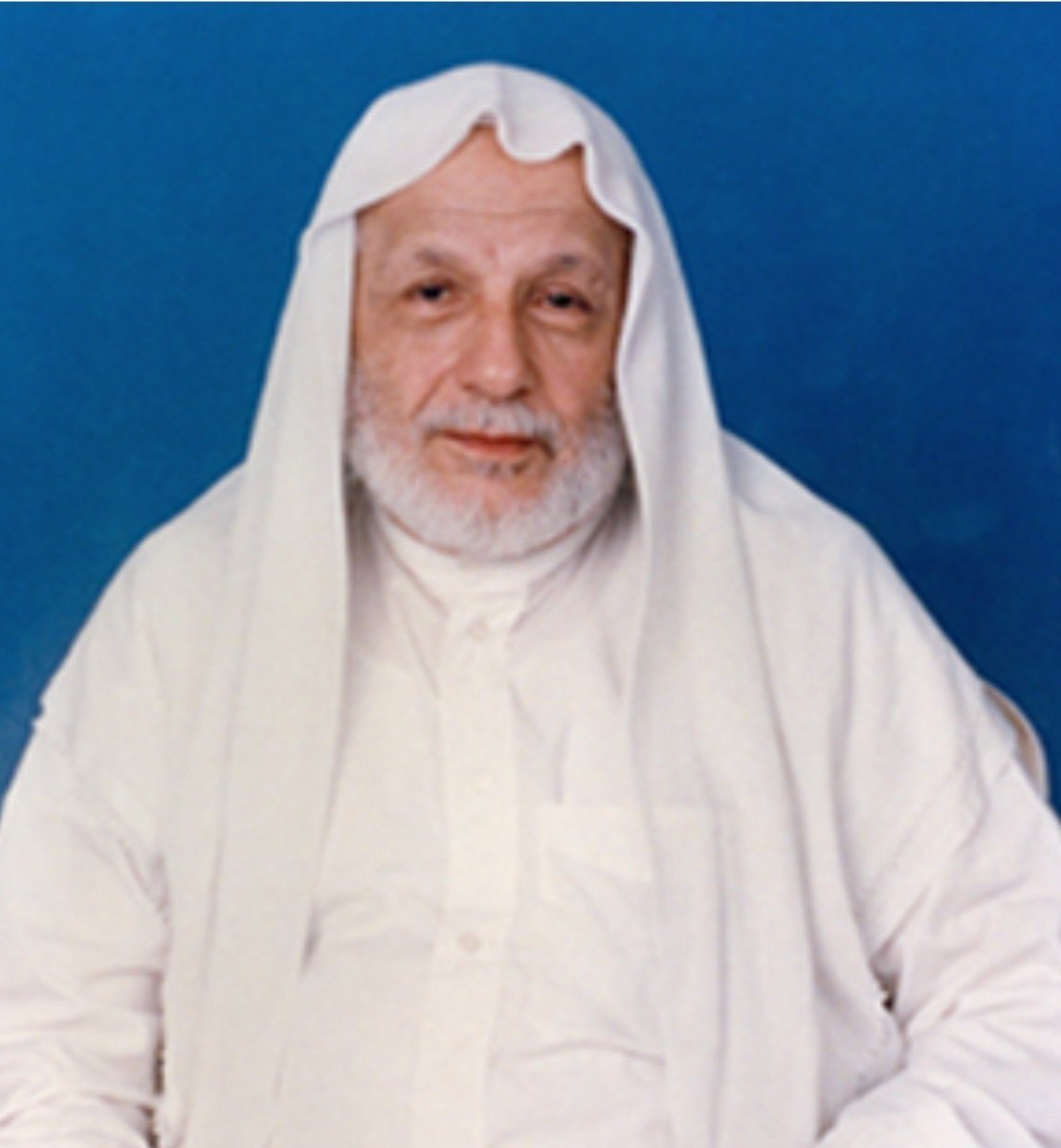 ALqasm2020's tweet photo. "لقد مر عليَّ زمان كان أحلى أمانيَّ فيه أن أسير فيشير إليَّ الناس بالأيدي يقولون: هذا علي الطنطاوي... فلما جربت هذا كله، وذقت لذته، صار كل ما أرجوه أن أتوارى عن الناس، وأن أمشي بينهم فلا يعرفني منهم أحد"
 علي الطنطاوي، مجلة الرسالة عدد: ٩٩٨

يا لها من مفارقة!

يقضي الإنسان شطرًا من عمره يريد أن يعرفه الناس، فإذا عرفه الناس قضى شطرًا آخر يبحث عن مكانٍ لا يعرفه فيه أحد.
ولعل في عصر المنصات معنى يستحق التأمل: بعض الأشياء تشتد رغبتنا فيها لأننا لم نجرّب ثمن امتلاكها بعد.
فالشهرة من بعيد أضواء، ومن قريب عيون مزعجة.