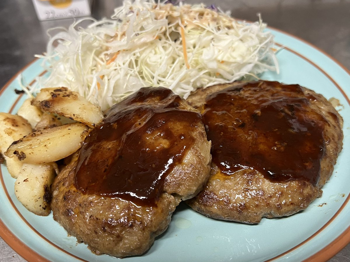 prisoner0405's tweet photo. 夕飯はハンバーグでいきました。玉ねぎ事情により調理開始の序盤で号泣した。嫁子がモリモリ食べるの嬉しすぎる。
ひき肉1.2キロ使ったから残りは弁当用に冷凍です。
日曜も終わり、仕事頑張ります。
感謝とともに、おやすみなさい。 https://t.co/mTnXtFQOrY