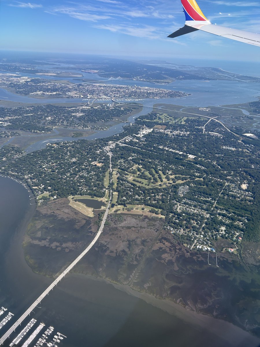 devoncpowers's tweet photo. A $25 golf course and a $125k golf course just down the street https://t.co/VFWbmf7ZZb