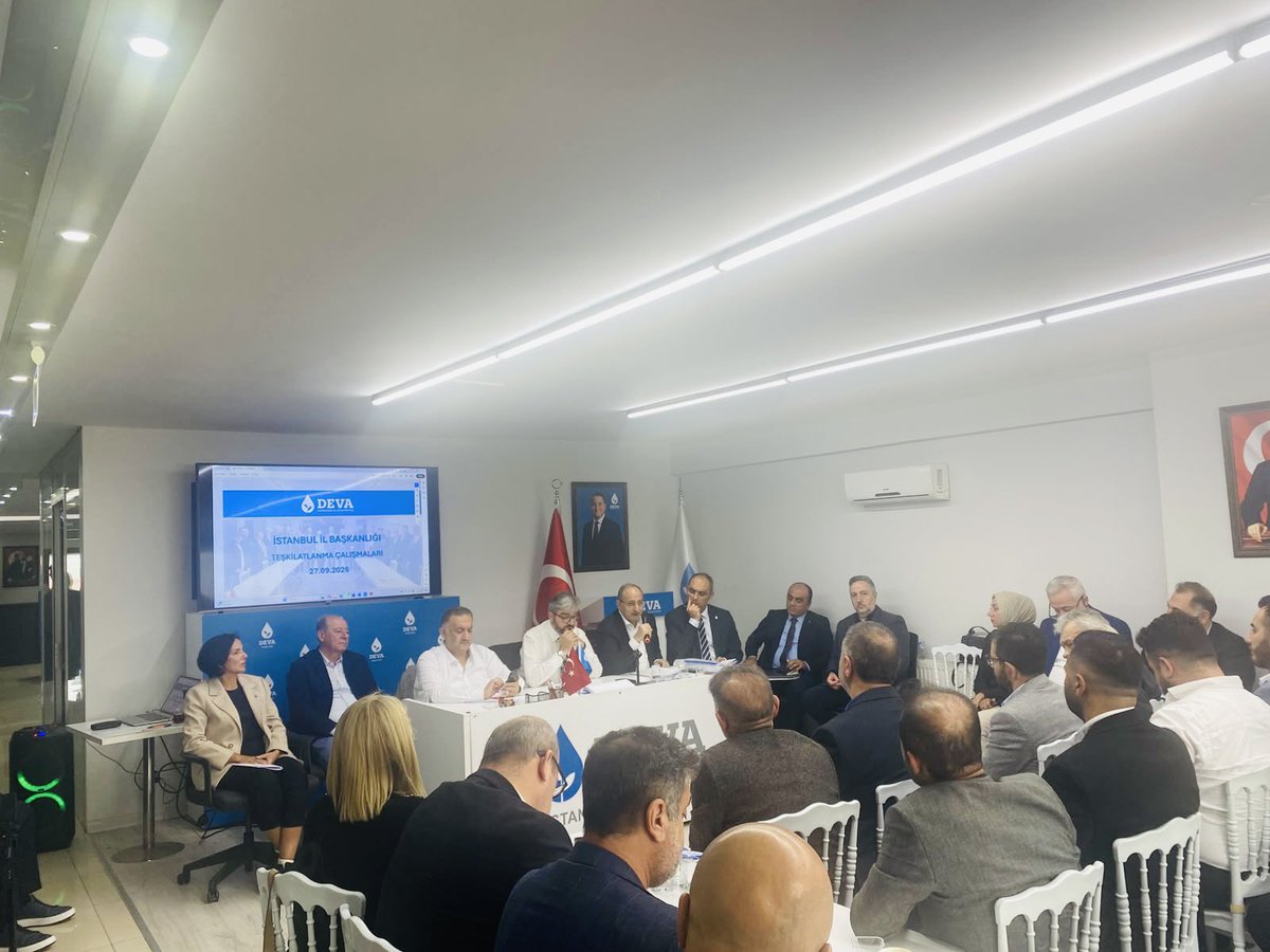medeniylmz's tweet photo. Bugün İstanbul İl Başkanlığımızın ev sahipliğinde; Sayın @hasankaraltr , Sayın @elifesendeva , Sayın @Seyit_Karaca , GMYK üyelerimiz, İl yönetimi, İlçe başkanlarımız ve teşkilatımızın değerli üyelerinin de katılımlarıyla verimli bir toplantı gerçekleştirdik. 
Ülkemizin ve milletimizin gündemini, sahadaki çalışmalarımızı ve önümüzdeki döneme ilişkin hedeflerimizi değerlendirdik. 
Bu süreçte her bir teşkilat mensubumuzun emeği, gayreti , özverisi ile birlik ve beraberliğimizi daha da güçlendirerek bundan sonraki çalışmalarımızı da kararlılıkla sürdüreceğiz. @alibabacan @devapartisi @A_HakanAgaoglu @istanbuldadeva