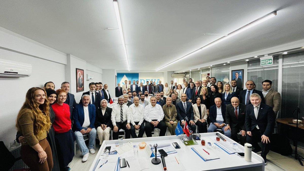 medeniylmz's tweet photo. Bugün İstanbul İl Başkanlığımızın ev sahipliğinde; Sayın @hasankaraltr , Sayın @elifesendeva , Sayın @Seyit_Karaca , GMYK üyelerimiz, İl yönetimi, İlçe başkanlarımız ve teşkilatımızın değerli üyelerinin de katılımlarıyla verimli bir toplantı gerçekleştirdik. 
Ülkemizin ve milletimizin gündemini, sahadaki çalışmalarımızı ve önümüzdeki döneme ilişkin hedeflerimizi değerlendirdik. 
Bu süreçte her bir teşkilat mensubumuzun emeği, gayreti , özverisi ile birlik ve beraberliğimizi daha da güçlendirerek bundan sonraki çalışmalarımızı da kararlılıkla sürdüreceğiz. @alibabacan @devapartisi @A_HakanAgaoglu @istanbuldadeva
