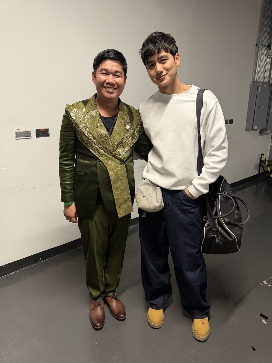 its_oskee's tweet photo. Yun na nga andami nyang alaga sa backstage. https://t.co/ceUi7gqINc