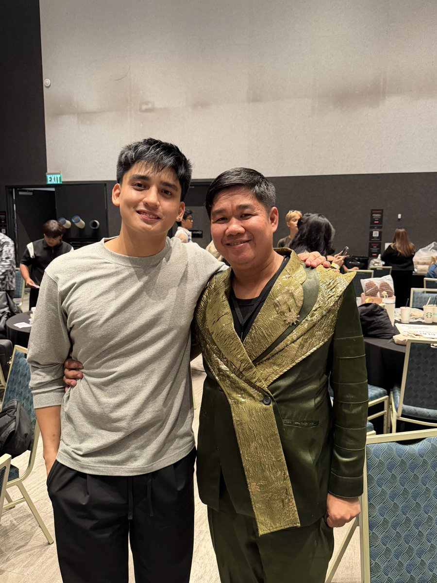 its_oskee's tweet photo. Yun na nga andami nyang alaga sa backstage. https://t.co/ceUi7gqINc