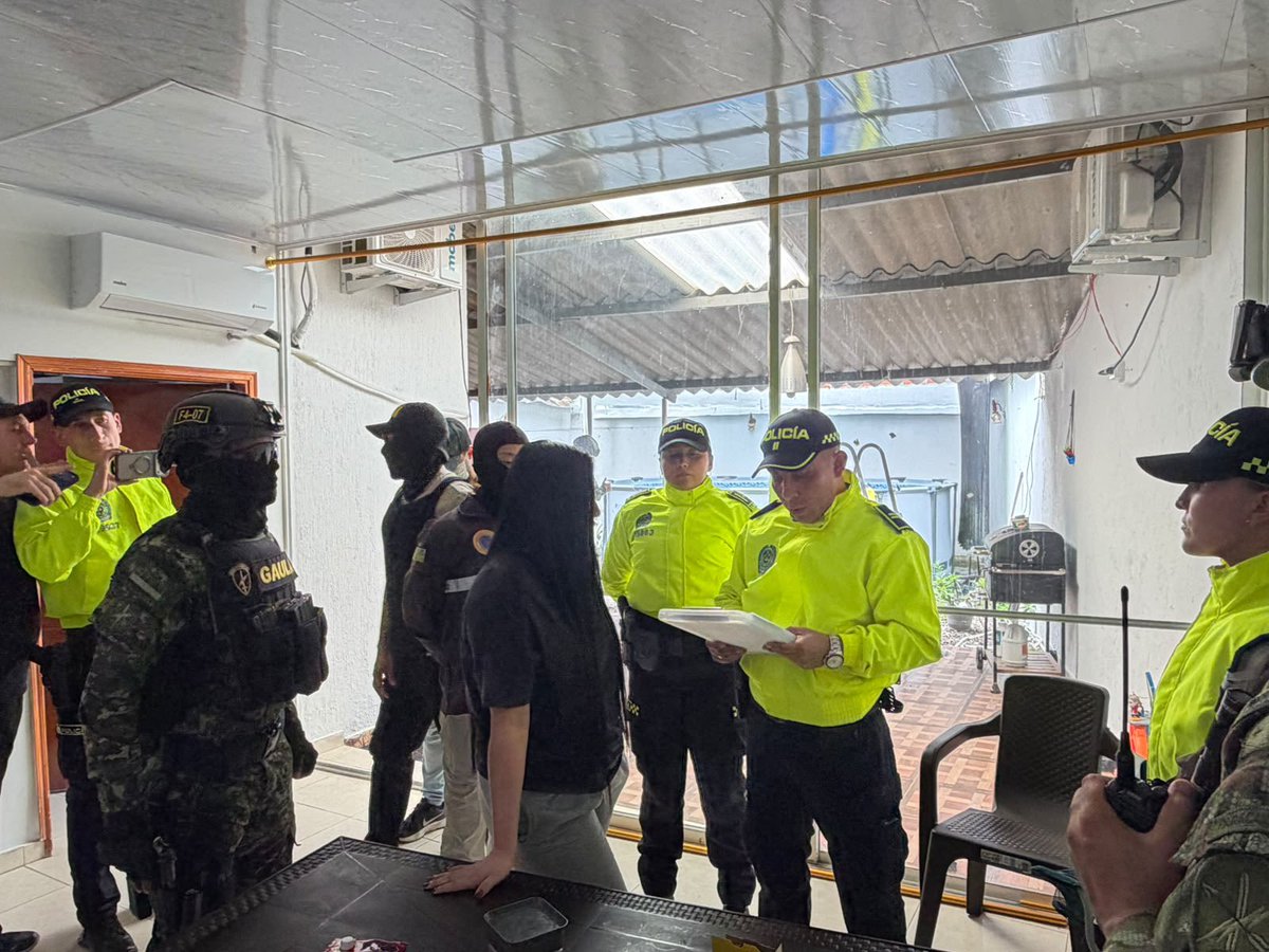 JohnReimberg's tweet photo. HASTA HOY FUERON PRÓFUGAS! 

En  Sabana de Torres cerca a Bucaramanga (Colombia), la Policía Nacional del Ecuador, junto al FBI, El Centro Nacional de Inteligencia, la Policía y Fuerzas Armadas de Colombia, capturaron a la Inda Peñarrieta y Michelle Macías Peñarrieta, esposa e hija de alias Fito, respectivamente; objetivos de alto valor y con boleta de Difusión Roja de Interpol y requeridas por la justicia ecuatoriana.

Los buscamos, los encontramos y los traemos para que paguen por el daño que han hecho! 

Seguimos trabajando.